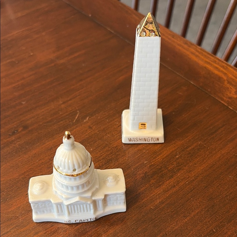Vintage Washington DC Capital and Monument salt and pepper. Capsco brand.